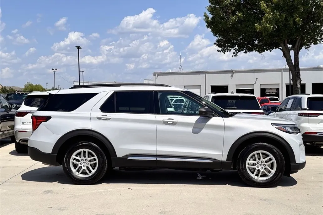 2025 Ford Explorer photo 1