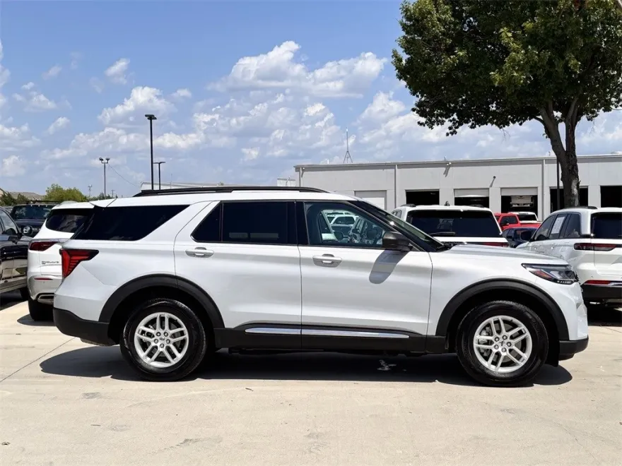 2025 Ford Explorer photo 1