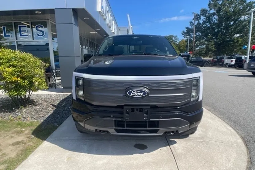 2025 Ford F-150 Lightning Lariat photo 1