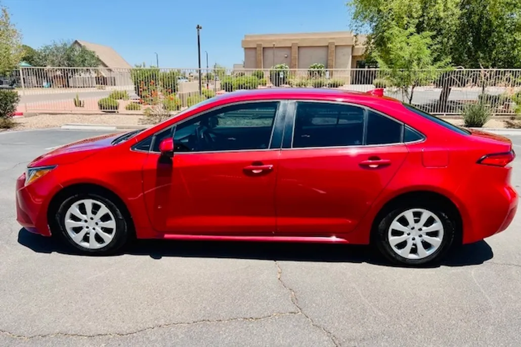 2020 Toyota Corolla LE photo 1