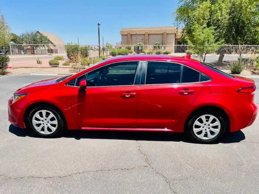 2020 Toyota Corolla LE photo 1