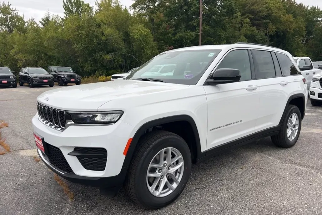 2025 Jeep Grand Cherokee Laredo photo 1
