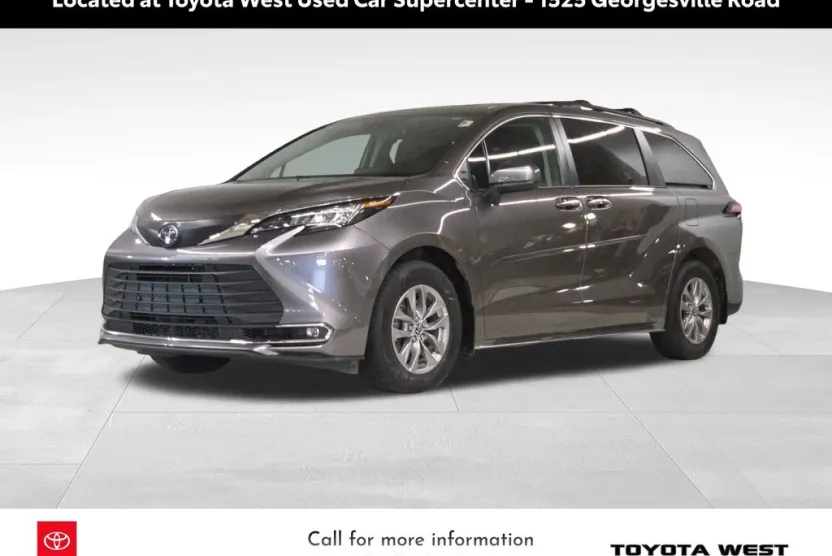 2022 Toyota Sienna XLE photo 1