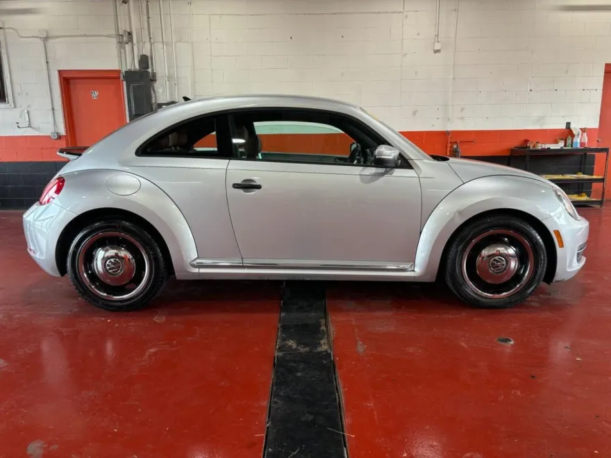 2015 Volkswagen Beetle 1.8T Classic photo 1
