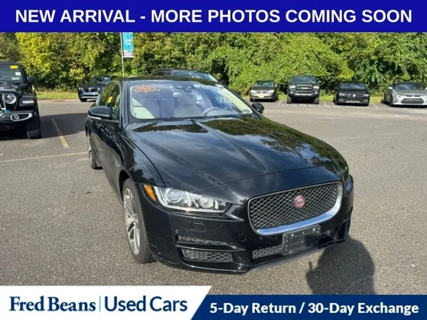 2017 Jaguar XE Premium photo 1
