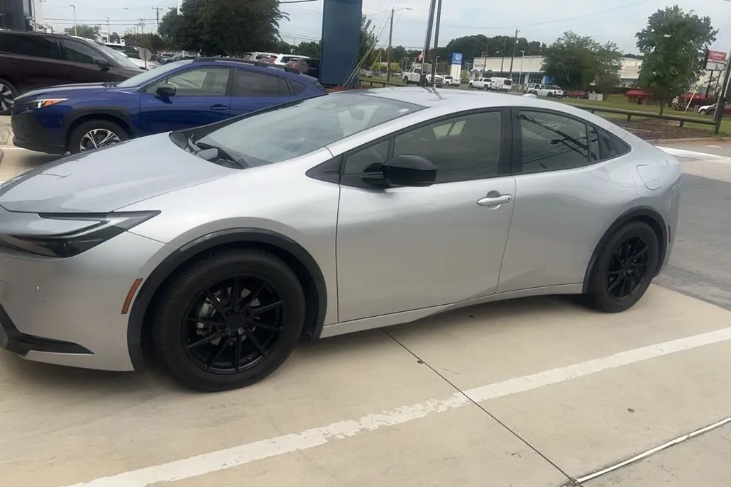 2023 Toyota Prius XLE photo 1