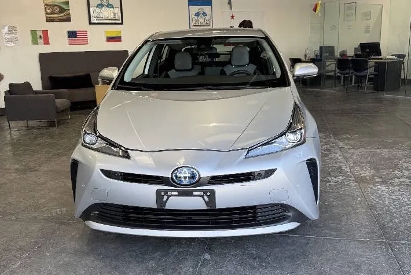 2022 Toyota Prius LE photo 1