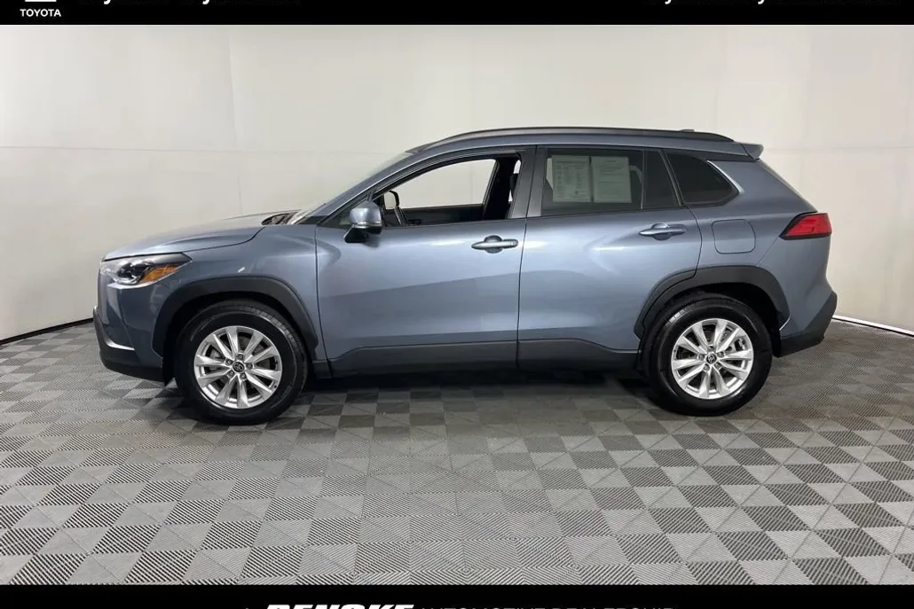 2024 Toyota Corolla Cross LE photo 1