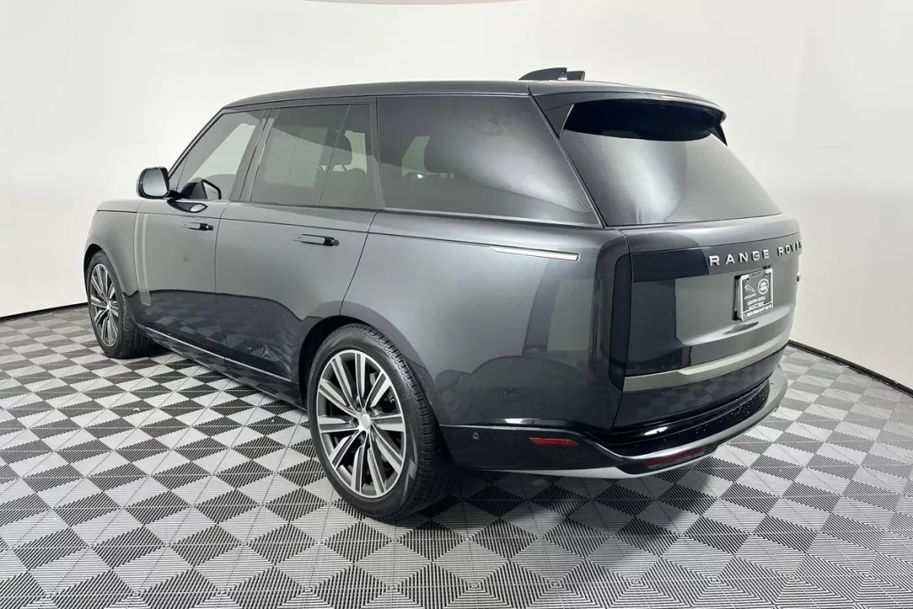 2023 Land Rover Range Rover SE photo 1
