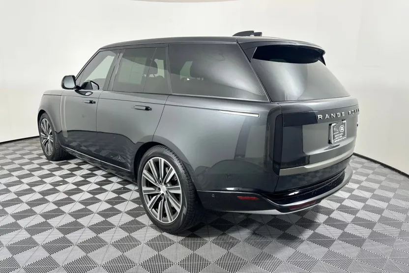 2023 Land Rover Range Rover SE photo 1