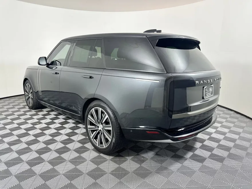 2023 Land Rover Range Rover SE photo 1