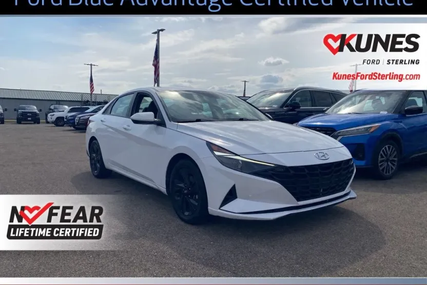 2023 Hyundai Elantra SEL photo 1