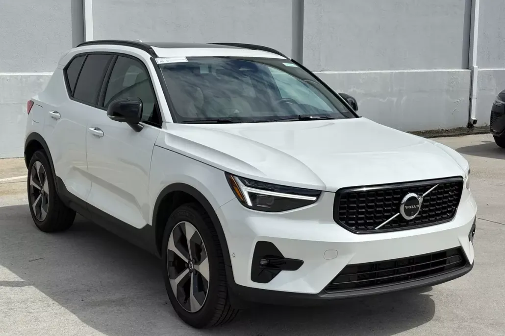 2025 Volvo XC40 Plus photo 1