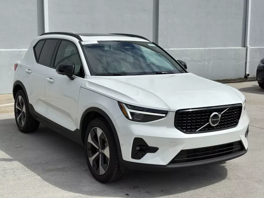 2025 Volvo XC40 Plus photo 1