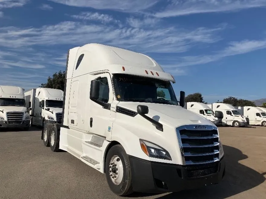 2020 Freightliner Cascadia 126" Sleeper Cab photo 1