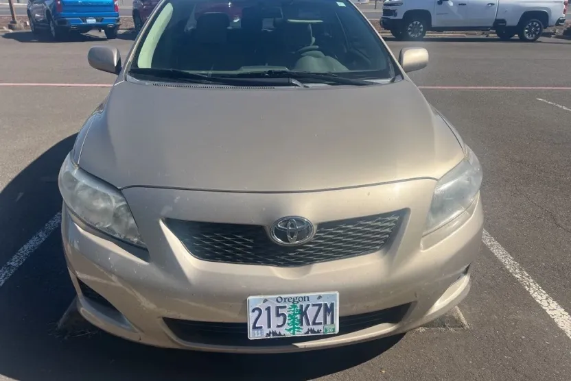2010 Toyota Corolla LE photo 1