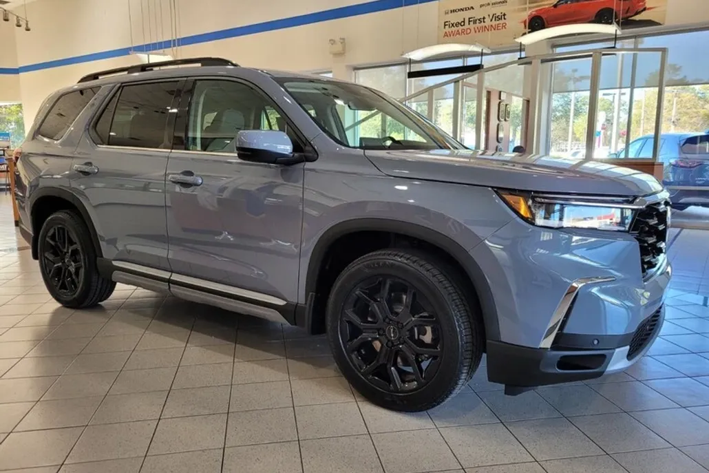 2025 Honda Pilot Touring photo 1