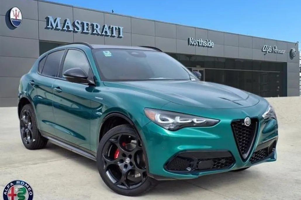 2025 Alfa Romeo Stelvio photo 1