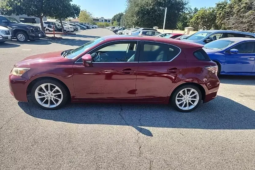 2011 Lexus CT 200h photo 1