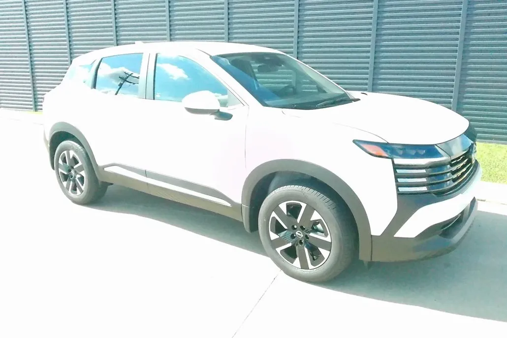 2025 Nissan Kicks SV photo 1