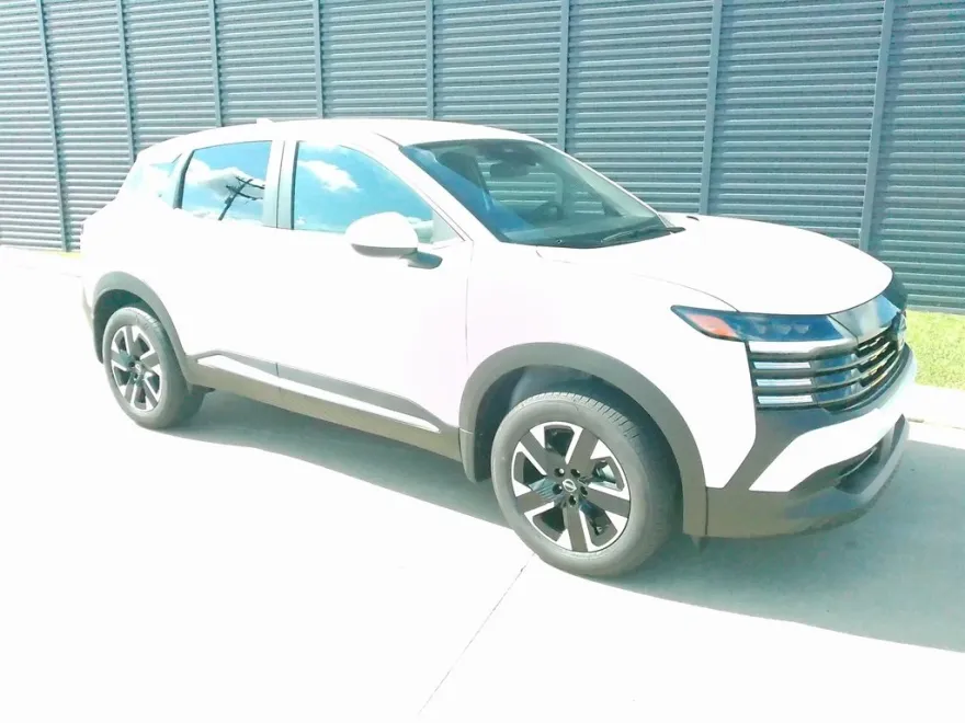 2025 Nissan Kicks SV photo 1