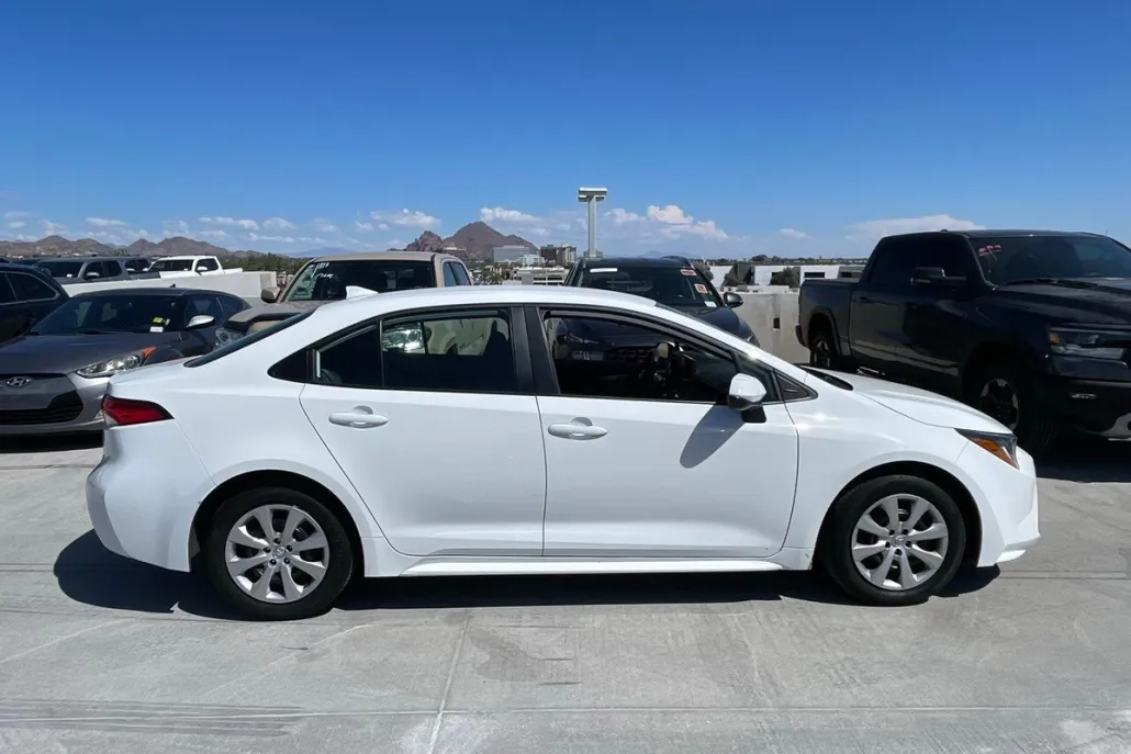 2024 Toyota Corolla LE photo 1