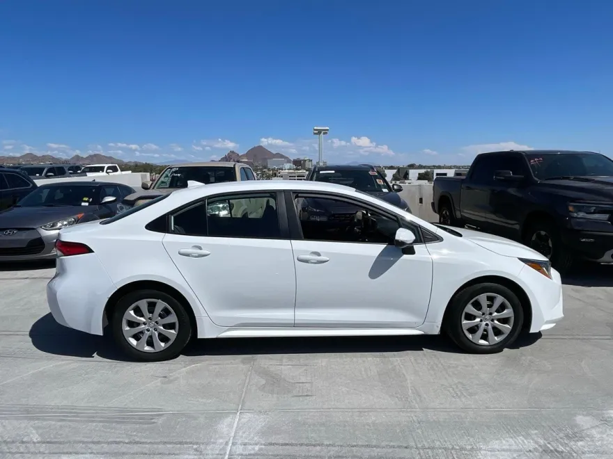 2024 Toyota Corolla LE photo 1