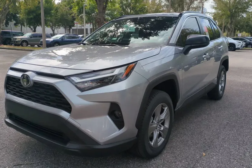 2025 Toyota RAV4 Hybrid LE photo 1