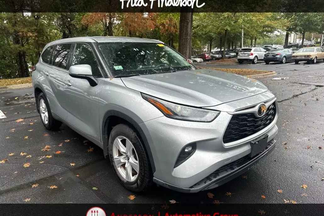 2024 Toyota Highlander LE photo 1