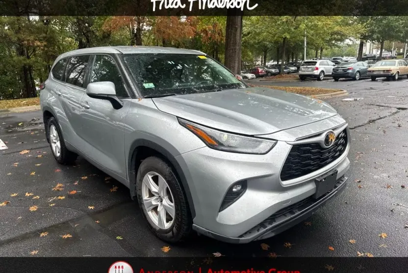 2024 Toyota Highlander LE photo 1