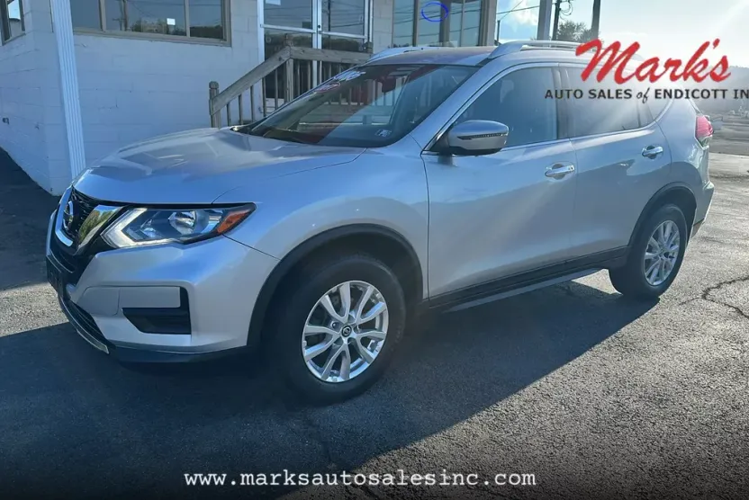 2017 Nissan Rogue SV photo 1
