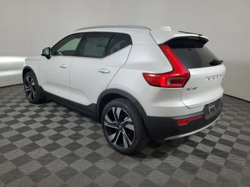 2025 Volvo XC40 photo 4