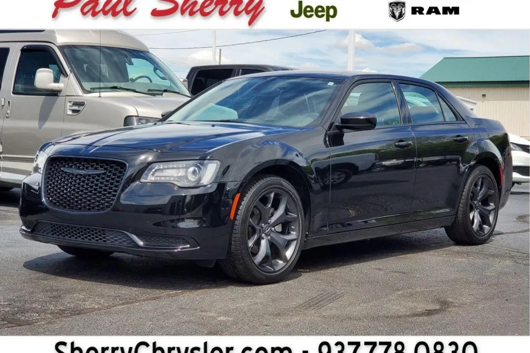 2023 Chrysler 300 Touring photo 1