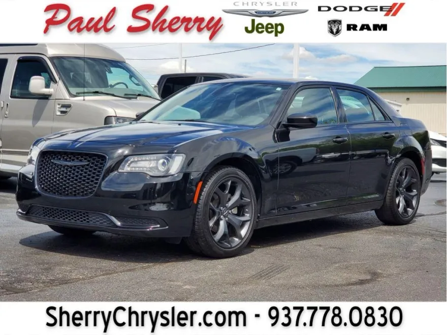 2023 Chrysler 300 Touring photo 1