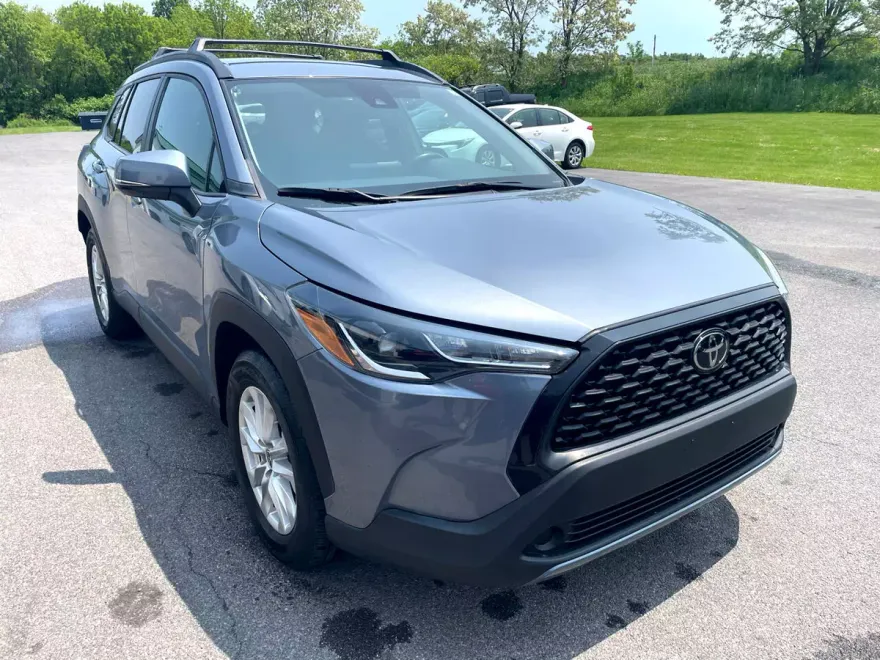 2022 Toyota Corolla Cross LE photo 1