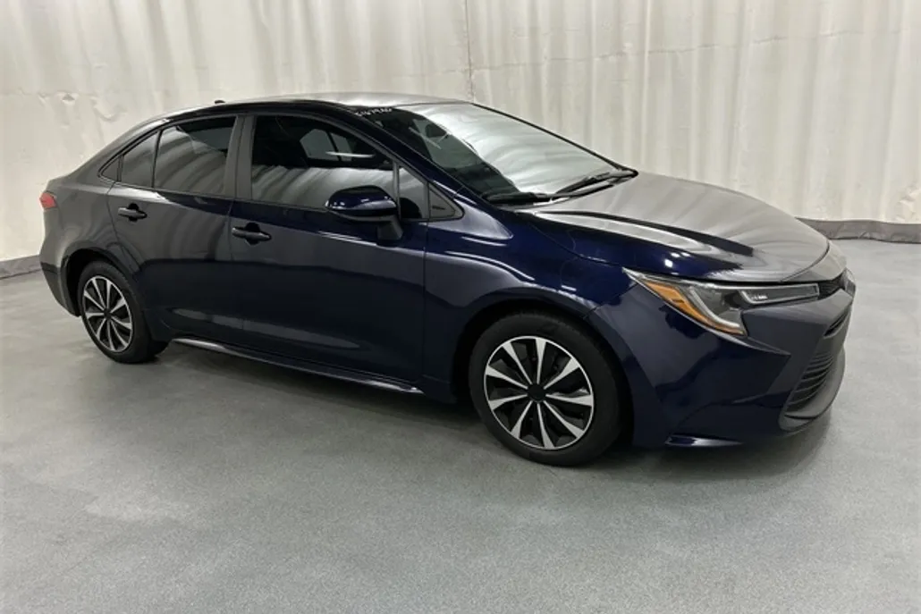 2023 Toyota Corolla LE photo 1
