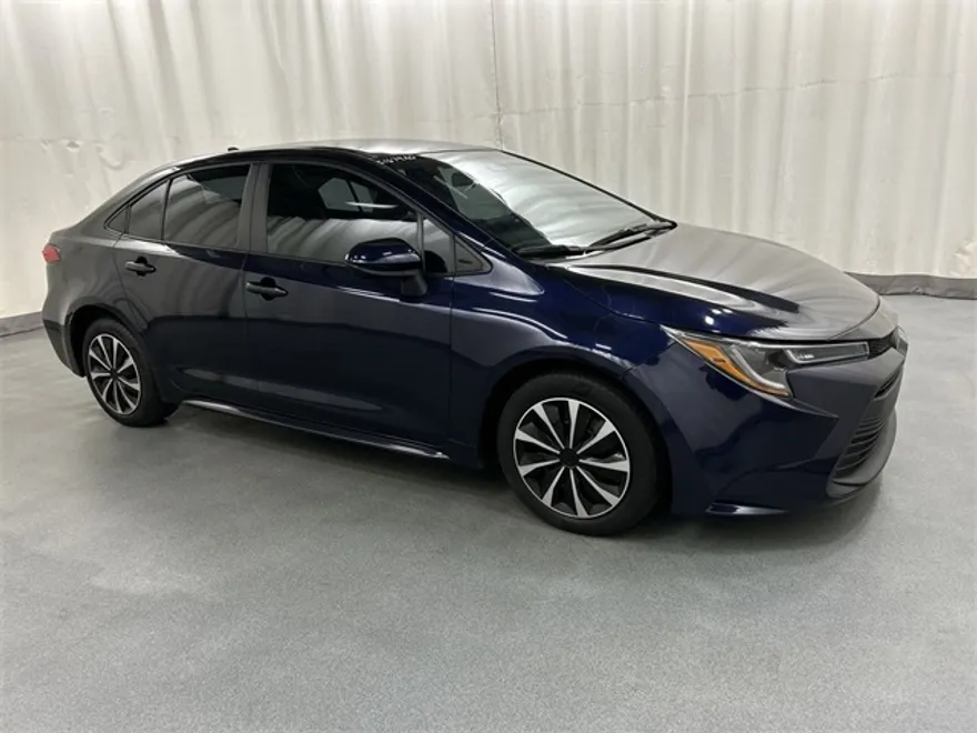 2023 Toyota Corolla LE photo 1