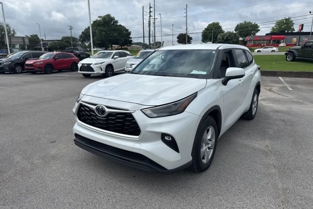 2023 Toyota Highlander LE photo 1