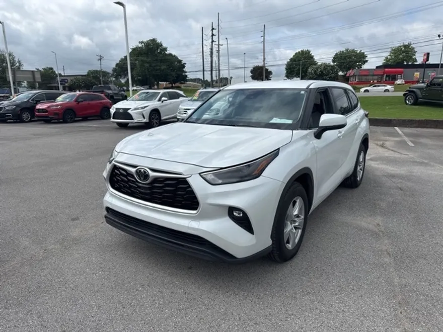 2023 Toyota Highlander LE photo 1