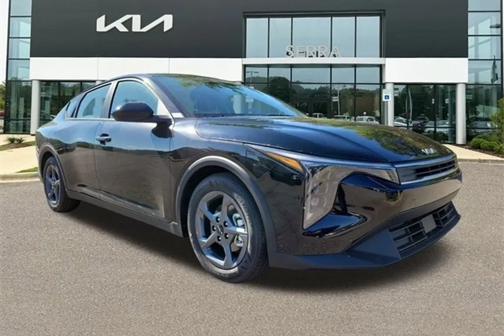 2025 Kia K4 LXS photo 1