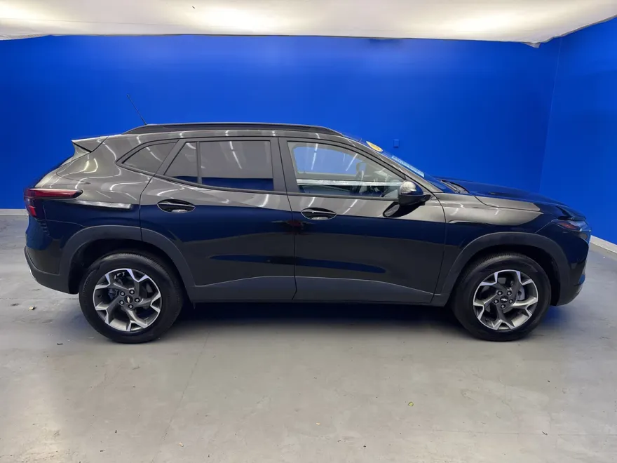 2024 Chevrolet Trax LT photo 1