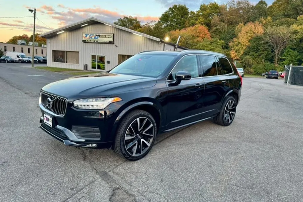 2021 Volvo XC90 T6 AWD Momentum photo 1