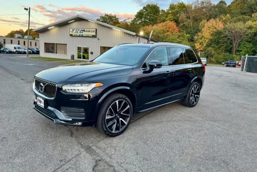2021 Volvo XC90 T6 AWD Momentum photo 1