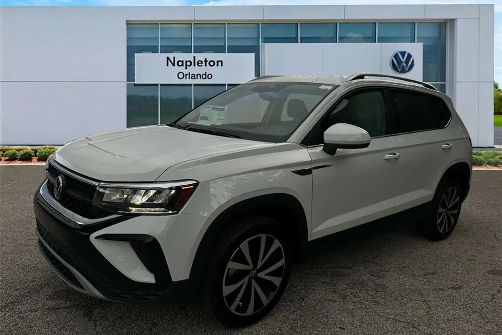 2024 Volkswagen Taos SE photo 1