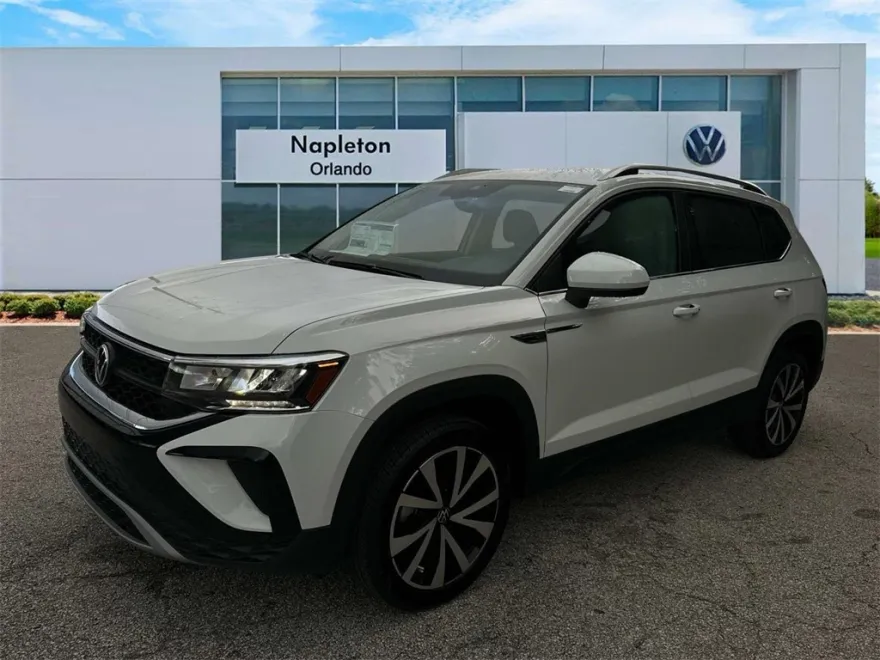2024 Volkswagen Taos SE photo 1