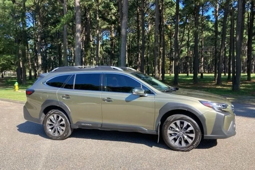 2023 Subaru Outback Touring photo 1