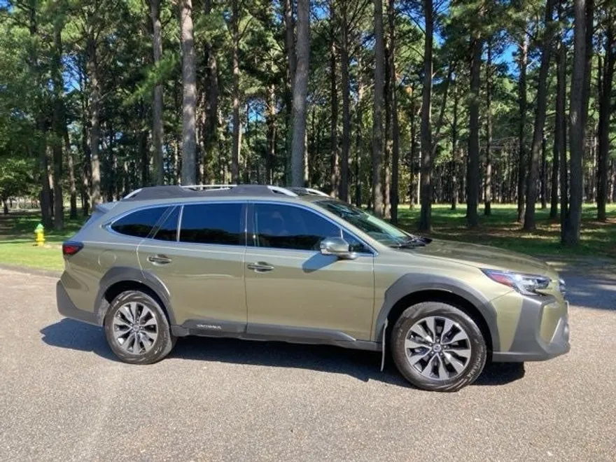 2023 Subaru Outback Touring photo 1
