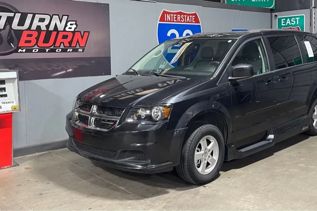 2013 Dodge Grand Caravan SXT photo 1