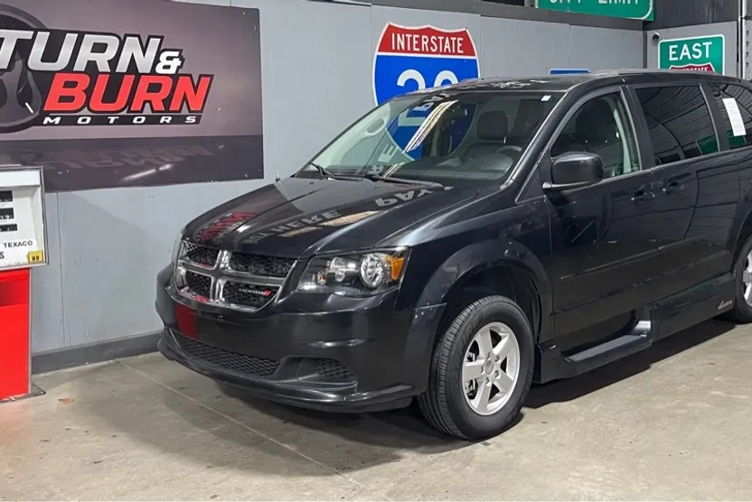 2013 Dodge Grand Caravan SXT photo 1