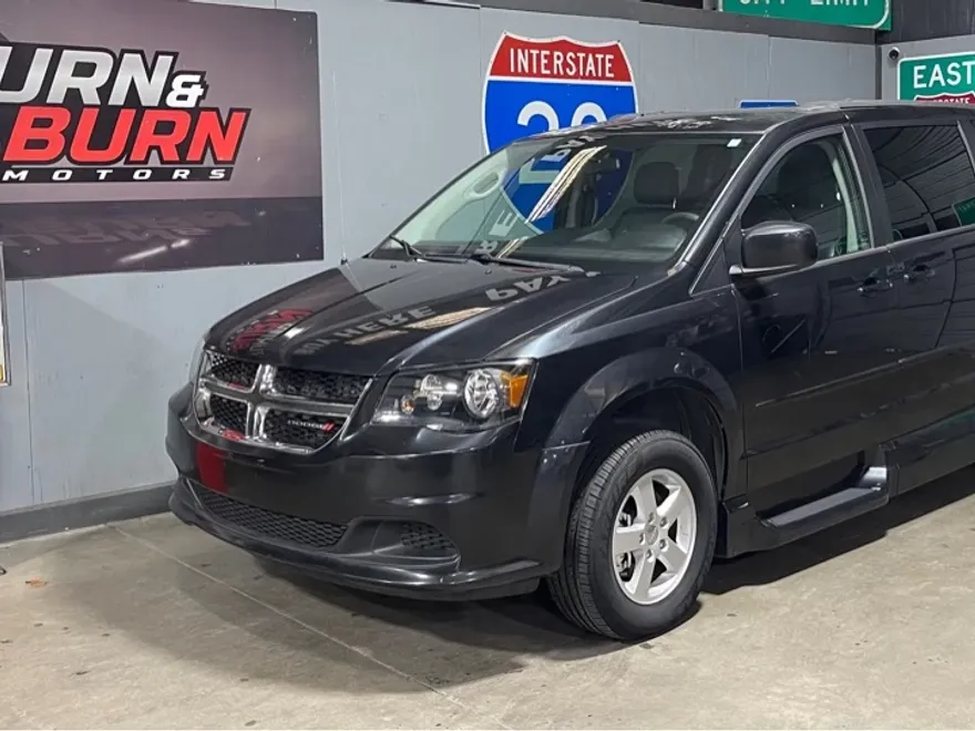 2013 Dodge Grand Caravan SXT photo 1